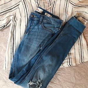 hollister jeans !